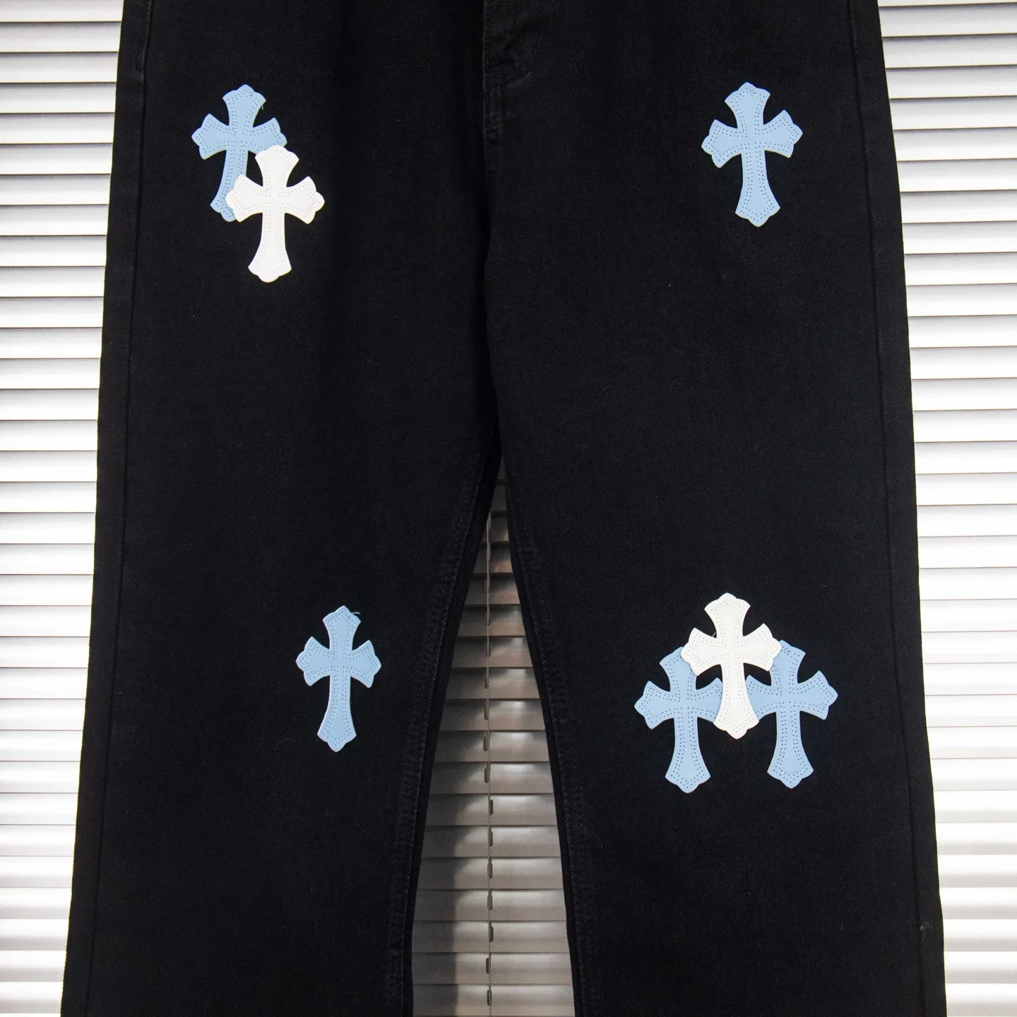 P260 Chrome Hearts Black Pants, Sanskrit Blue and White Multi-Leather Jeans. CH jeans need to be washed and then disassembled and hand-stitched with sheepskin cross leather and then spliced ​​together. The whole piece has too many craftsmanship to explain. The patchwork is decorated with cross patterns and the high-waisted washed jeans! ! Absolutely high-end luxury products, god-level single products and super popular products, made with top heavy industry, a must-see magic weapon. Customized hardware. The fabric is thick and soft after washing. It has good breathability. Customized small leather label. Unique design. The details are simple and elegant, and the workmanship is exquisite. The entire trousers are neatly routed and the details are in place! It’s so cool that both men and women can easily control the genderless trend! Style number: 1801# Color: black Size: 28 30 32 34
